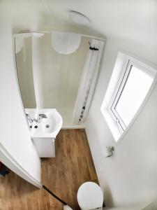 Koupelna v ubytování NEAPEL - Studio mit Sandstrand & Seeblick nahe Rhein-Main und Spessart