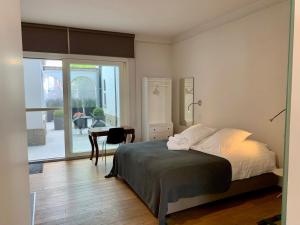 a bedroom with a bed and a table and a balcony at Sleutelhuys in Tielt