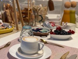 una mesa con una taza de café y un bol de fruta en Oxalis, en Bolonia