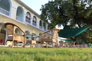 Brijraj Bhawan Palace Hotel外面的花园