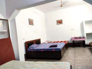 Postel nebo postele na pokoji v ubytování Khushi Paying Guest House