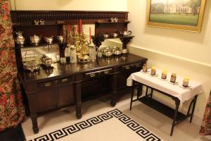 uma sala com uma mesa com um monte de pratos em Brijraj Bhawan Palace Hotel em Kota