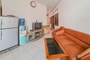 een woonkamer met een bank en een tv bij KoolKost At Jalan Ciheulang Bandung - Minimum Stay 30 Night in Bandung