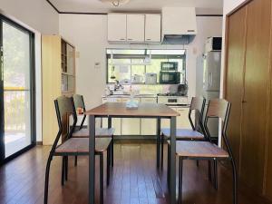 cocina con mesa y sillas en una habitación en 秩父 思源屋 