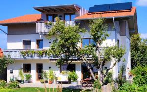 ein Haus mit Sonnenkollektoren auf dem Dach in der Unterkunft Ferienwohnung Chiemgauglück in Traunstein