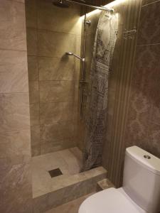 een badkamer met een douche en een toilet bij Готель Жасмин in Ternopilʼ