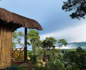 eine Hütte mit Blick auf einen Fluss und Bäume in der Unterkunft Odyssey Stays Umbir, Umiam Lake in Mawlyngkhung