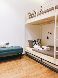 1 Schlafzimmer mit 2 Etagenbetten und einem grünen Sofa in der Unterkunft Infinity Guesthouse in Semporna