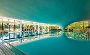 Bazén v ubytování Cliff Hotel Rügen nebo v jeho okolí