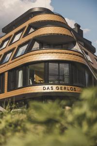 un edificio redondo con un cartel que lee las ciudades en DAS GERLOS - Boutique Hotel, en Gerlos