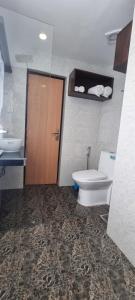 Ένα μπάνιο στο Durbar Hotel & Residence