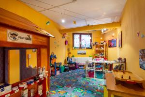 a room with yellow walls and a toy store at Cliff Hotel Rügen in Ostseebad Sellin