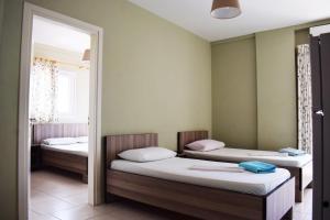 a room with two beds and a mirror at Villa Kristina in Himare