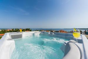 Bazén v ubytovaní GrandPalazzo with rooftop swimming pool alebo v jeho blízkosti