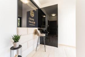 Certifikát, ocenenie alebo iný dokument vystavený v ubytovaní GrandPalazzo with rooftop swimming pool + 37 fotografií