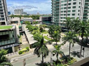 una vista aérea de una ciudad con palmeras y edificios en Holiday Inn & Suites Makati, an IHG Hotel, en Manila