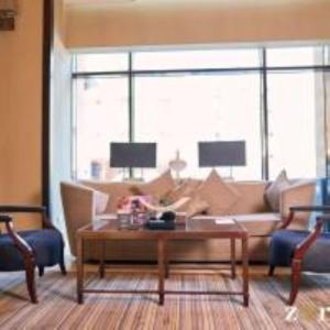 uma sala de estar com um sofá e uma mesa de centro em Zara Continental Hotel em Al Khobar