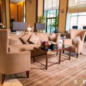 ein Wohnzimmer mit Sofas und einem Couchtisch in der Unterkunft Zara Continental Hotel in Khobar