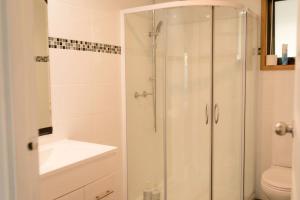 bagno con doccia, lavandino e servizi igienici di Little Beach House Bicheno a Bicheno