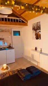 una sala de estar con cocina y una habitación con en Bed and Breakfast Heerenveen Centrum met Privé Sauna en Jacuzzi en Heerenveen
