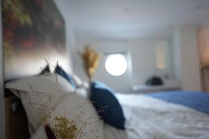 Letto o letti in una camera di Hotel Restaurant Brasserie Feestzaal Ahoi, Kortrijk