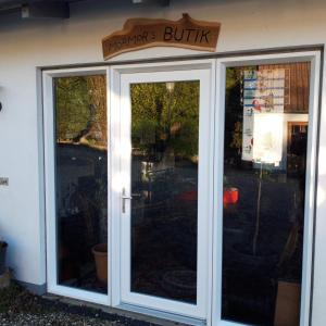 a door to a building with a sign above it at Bed & Breakfast Hobro in Hobro