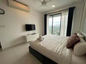 una camera bianca con un letto e una finestra di Teega Suites PuteriHarbour By WP Homestay a Johor Bahru