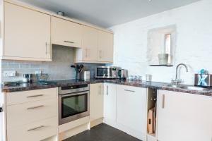 Una cocina o zona de cocina en St Davids Hideaway with Roll-top Bath & Log Burner