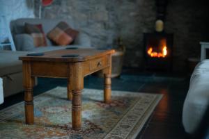 Imagen de la galería de St Davids Hideaway with Roll-top Bath & Log Burner, en St. Davids
