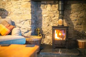 Imagen de la galería de St Davids Hideaway with Roll-top Bath & Log Burner, en St. Davids
