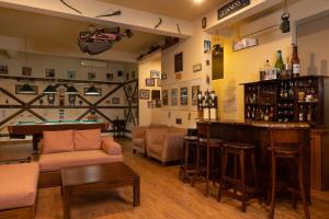 un bar con mesa de billar en una habitación en Albatross by The Clarks, Kandy, en Digana