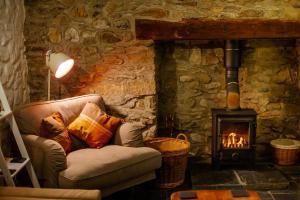 Zona de estar de St Davids Hideaway with Roll-top Bath & Log Burner