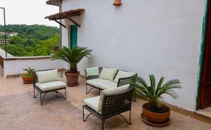 patio z krzesłami i roślinami na balkonie w obiekcie Radici Dimora natura cultura w mieście Campagnola