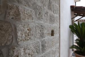 Una pared de ladrillo con un agujero. en Radici Dimora natura cultura, en Campagnola