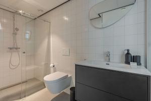 uma casa de banho com um WC, um lavatório e um chuveiro em Bens The Highdocks em Amsterdã