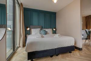 1 dormitorio con 1 cama grande y paredes verdes en Bens The Highdocks en Ámsterdam