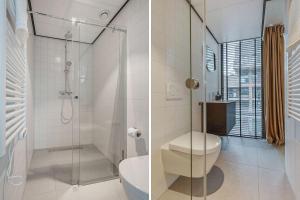 een badkamer met een toilet en een glazen douche bij Bens The Highdocks in Amsterdam