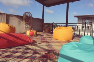 - une terrasse avec une aire de jeux dotée d'oreillers colorés au sol dans l'établissement Alakamandava, à Colombo