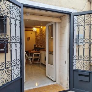 una porta aperta che conduce in una cucina con zona pranzo di Sète, T2 cosy et atypique, Jardin Château d'eau, centre ville a Sète Altre 30 foto