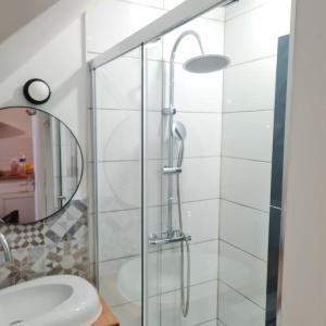 un bagno con lavandino e specchio di Sète, T2 cosy et atypique, Jardin Château d'eau, centre ville a Sète