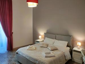 1 dormitorio con 1 cama con 2 toallas en Ai Giudici, en Palermo