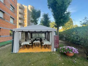 einen Tisch und Stühle unter einem Zelt im Hof in der Unterkunft Residence Hotel Siloe in Mailand