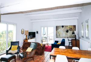 uma sala de estar com mesa e cadeiras em La Maison Joffre - Chez Marcel - Vue Fort St André - Piscine éco em Villeneuve-lès-Avignon