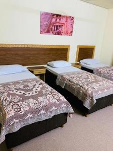 Un pat sau paturi într-o cameră la Asia Hotel