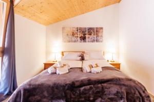 una camera da letto con un grande letto con asciugamani di Kinohaus 3 a Wengen