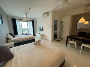 una camera con due letti e un pianoforte di Teega Suites PuteriHarbour By WP Homestay a Johor Bahru