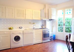 cocina con lavadora y fregadero en Sivori Apartment, en Bonassola