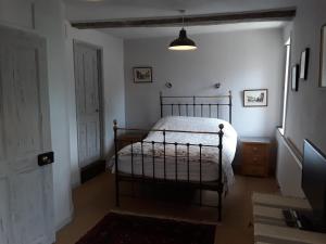 een slaapkamer met een bed in de hoek van een kamer bij 6 Bridge St. in Brecon