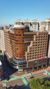 una vista aérea de un gran edificio en una ciudad en Monarch Plaza Hotel en Taoyuan