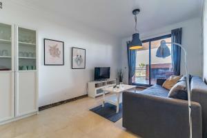 een woonkamer met een bank en een tafel bij 80-Cozy Apartment in La Cala de Mijas! in Málaga